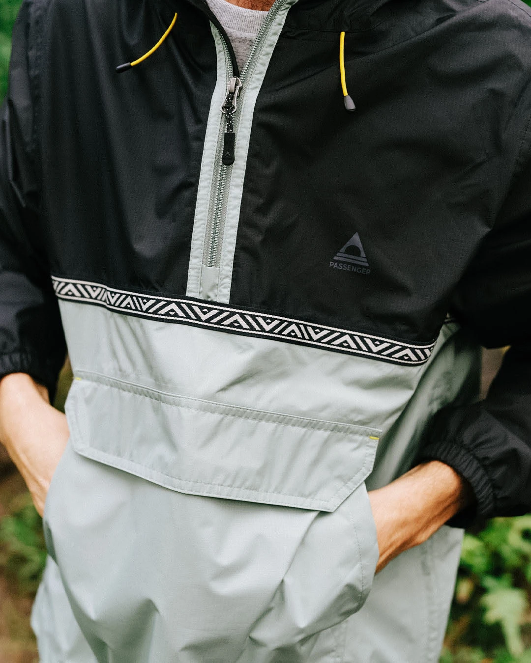 Flow 1/2 Zip Recycled Water Resistant Jacket - True Black/Pistachio 6 Flow 1/2 Zip Recycled Water Resistant Jacket - True Black/Pistachio - Image 4