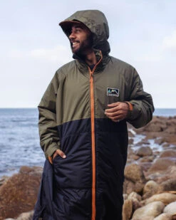 Roaming Recycled Sherpa Lined Changing Robe - Black/ Khaki 21 Roaming Recycled Sherpa Lined Changing Robe - Black/ Khaki -Passenger Clothing Store 3 0012 TY84 42