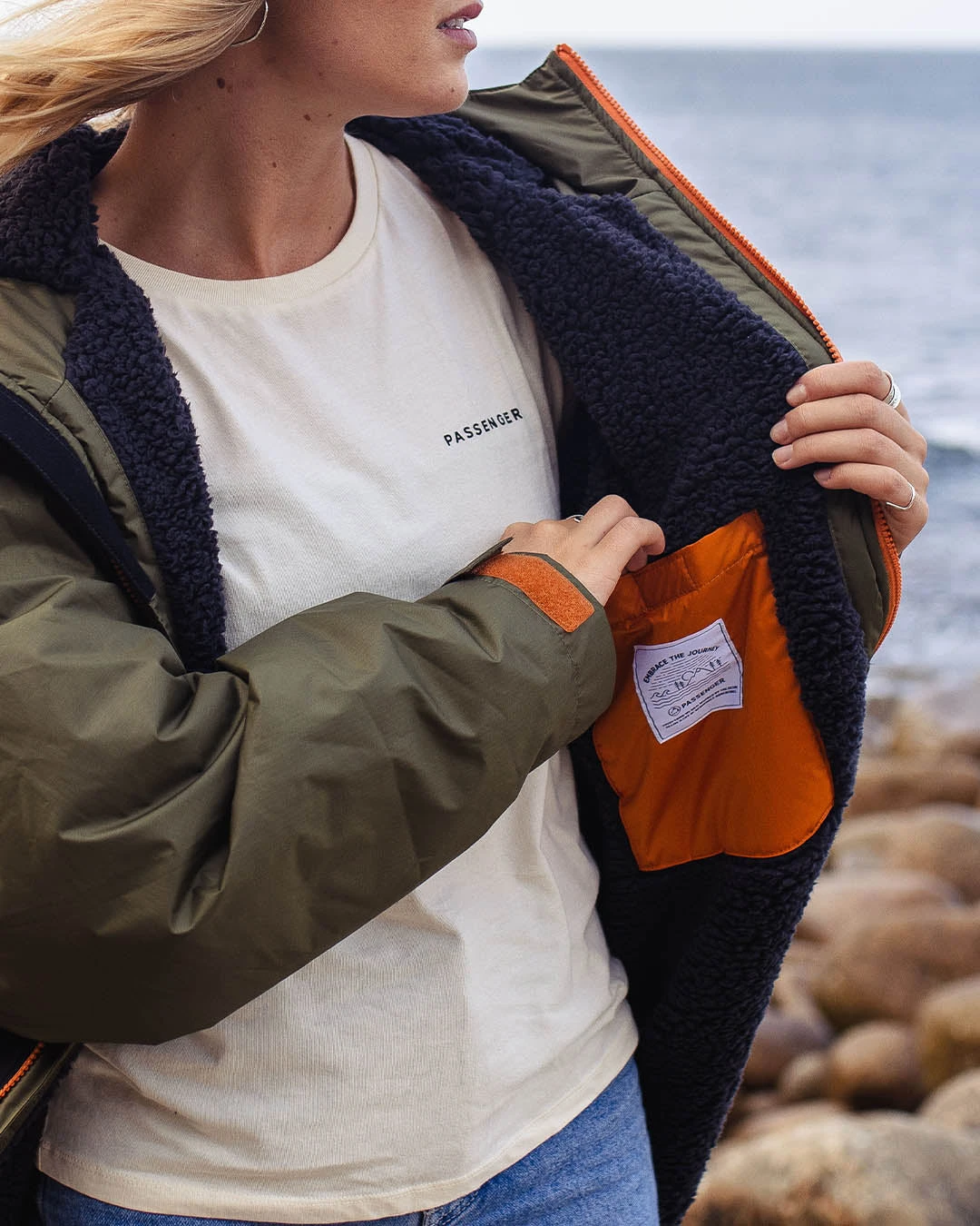 Roaming Recycled Sherpa Lined Changing Robe - Black/ Khaki 8 Roaming Recycled Sherpa Lined Changing Robe - Black/ Khaki - Image 6