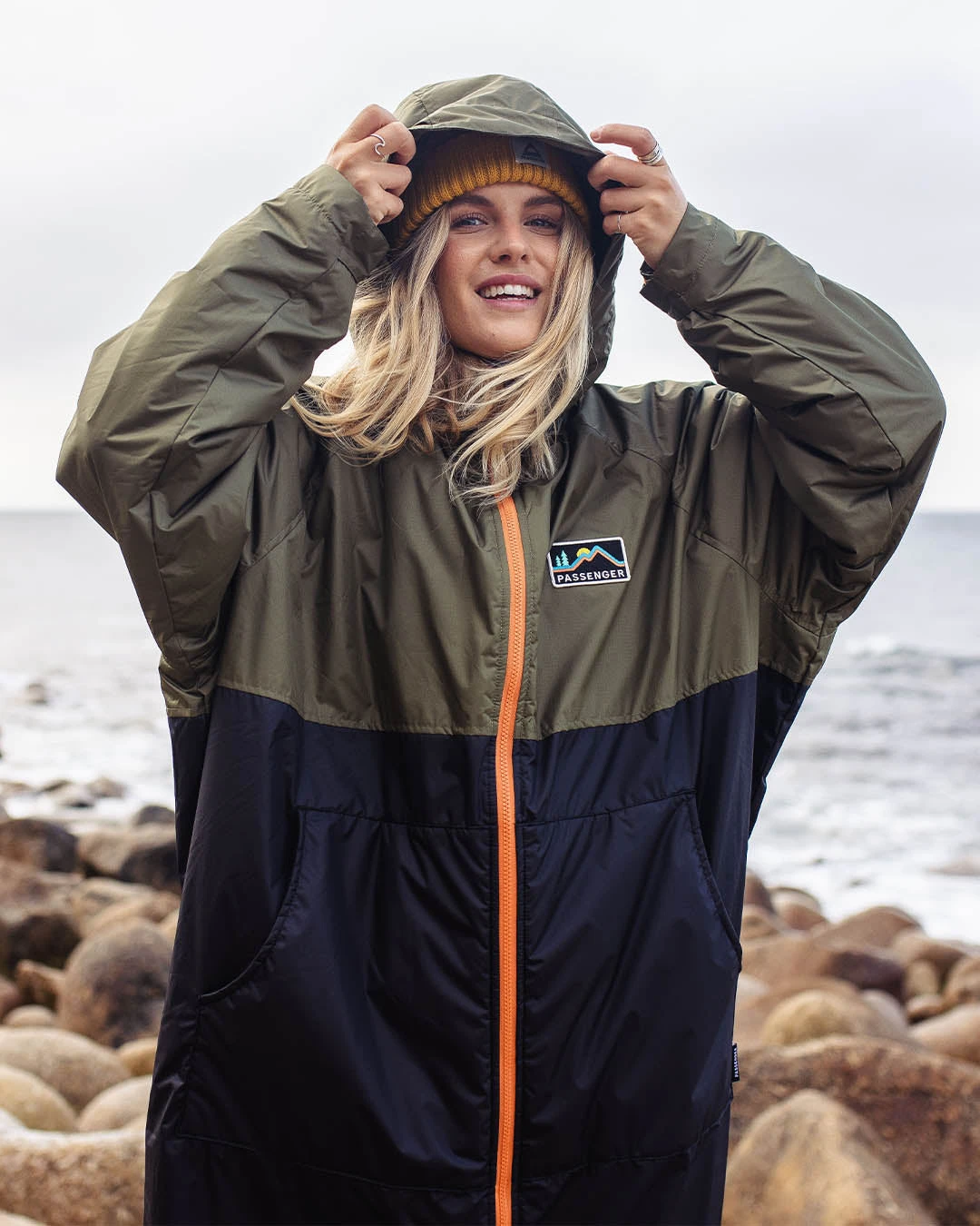 Roaming Recycled Sherpa Lined Changing Robe - Black/ Khaki 4 Roaming Recycled Sherpa Lined Changing Robe - Black/ Khaki - Image 2