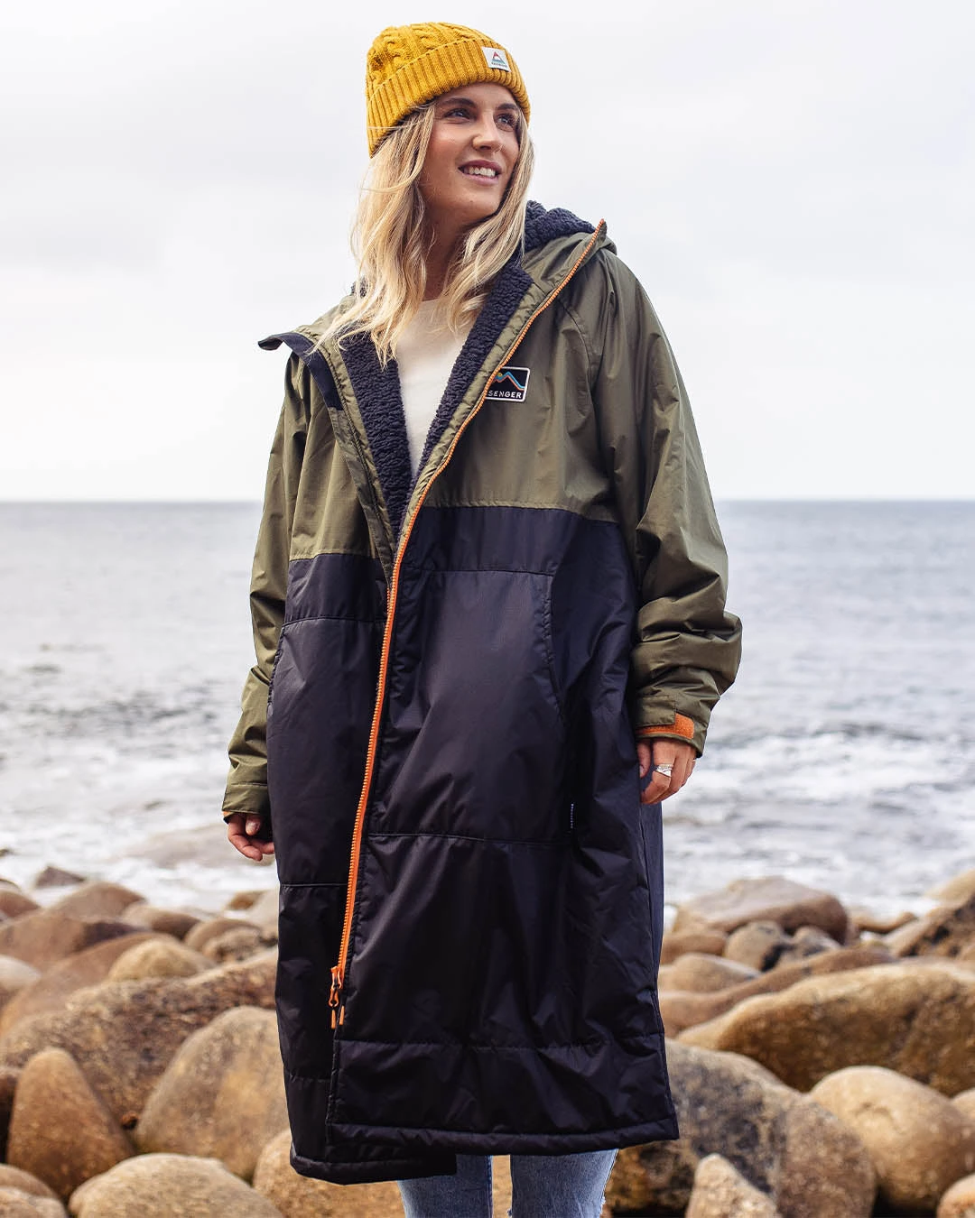 Roaming Recycled Sherpa Lined Changing Robe - Black/ Khaki 3 Roaming Recycled Sherpa Lined Changing Robe - Black/ Khaki