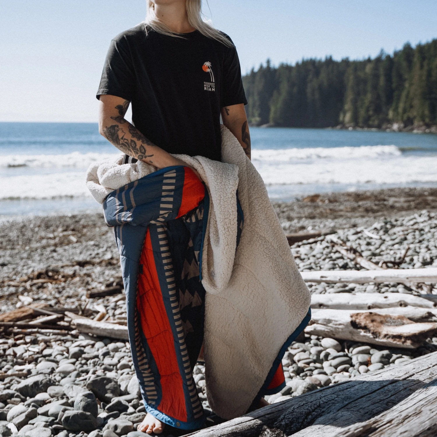 Nomadic Recycled Sherpa Blanket - Navy/Red Pattern 9 Nomadic Recycled Sherpa Blanket - Navy/Red Pattern - Image 7