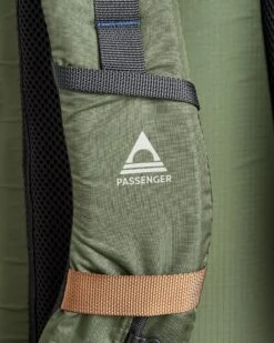 Track Recycled 30L Backpack - Fir Tree -Passenger Clothing Store IjkilLmcFooOnB4v JHYB2 nMPkGT6VZNwhmmtgiG40