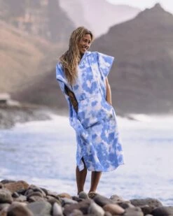 Tulum Recycled Towel Poncho - Tie Dye Cornflower -Passenger Clothing Store MLsEHmoU2dMExcEddQOPZas6UOXhnLvqghIQYna b3k