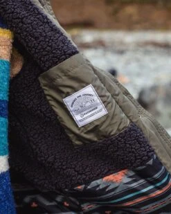 Tasman Long Recycled Insulated Jacket - Dusty Olive -Passenger Clothing Store TY91 279 4 5Ratio 2 0001 TY91 385 2