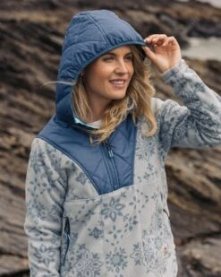 Juana Recycled Polar Hooded Fleece - Large Tile Washed Blue -Passenger Clothing Store TY91 279 4 5Ratio 2 0007 TY112 238