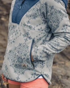 Juana Recycled Polar Hooded Fleece - Large Tile Washed Blue -Passenger Clothing Store TY91 279 4 5Ratio 2 0009 TY112 235