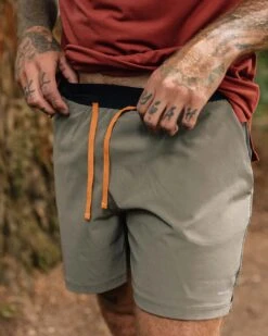 Descent Trail Recycled Shorts - Dusty Olive -Passenger Clothing Store TY91 279 4 5Ratio 2 0041 TY110 298