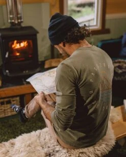 Escapism Recycled LS T-Shirt - Dusty Olive -Passenger Clothing Store TY91 279 4 5Ratio 2 0065 TY97 133