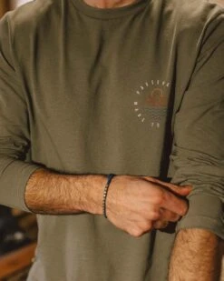 Escapism Recycled LS T-Shirt - Dusty Olive -Passenger Clothing Store TY91 279 4 5Ratio 2 0067 TY97 127