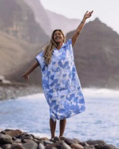 Tulum Recycled Towel Poncho - Tie Dye Cornflower -Passenger Clothing Store Wl8yqbzshivOYBjtk8 GmbzDdjCZ3zKWBgMLK7y3Q58