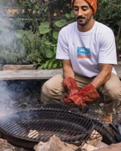 Grounded Organic Relaxed Fit T-Shirt - White -Passenger Clothing Store e1ftbjMVaTjdEARBKEioVHuOh5gTm8n8NlJkedv7NAE